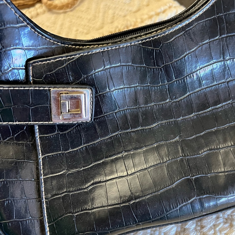 Elegant Black Croc-Embossed Shoulder Bag - Picture 2 of 4